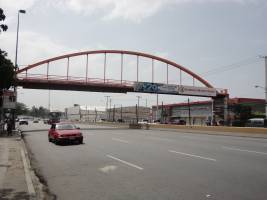Puente Peatonal Banco del Progreso — Av. J.F. Kennedy